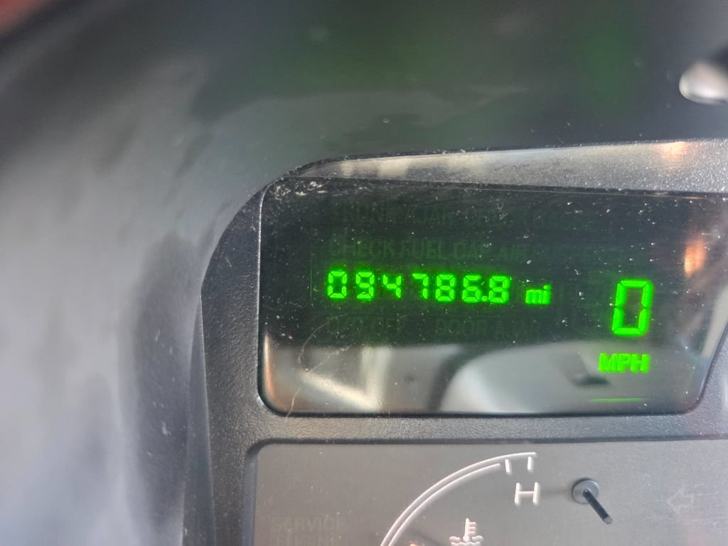 Used 2005 Lincoln Town Car Signature RWD image 19
