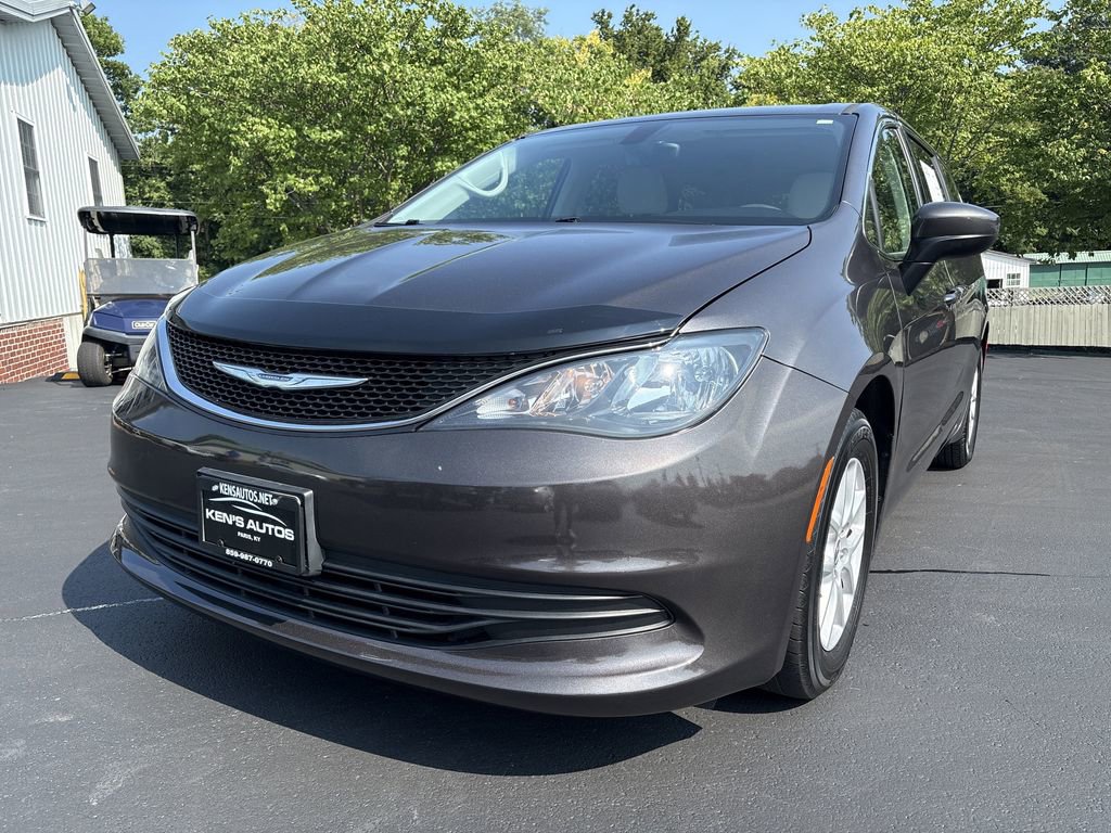 Used 2017 Chrysler Pacifica Touring image 1