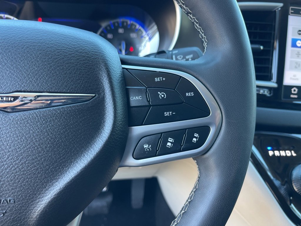 Used 2024 Chrysler Pacifica Touring-L image 17