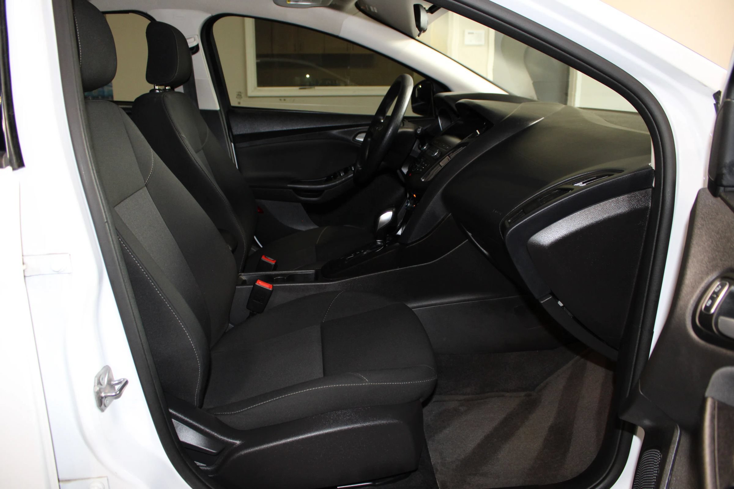 Used 2018 Ford Focus SE FWD image 25