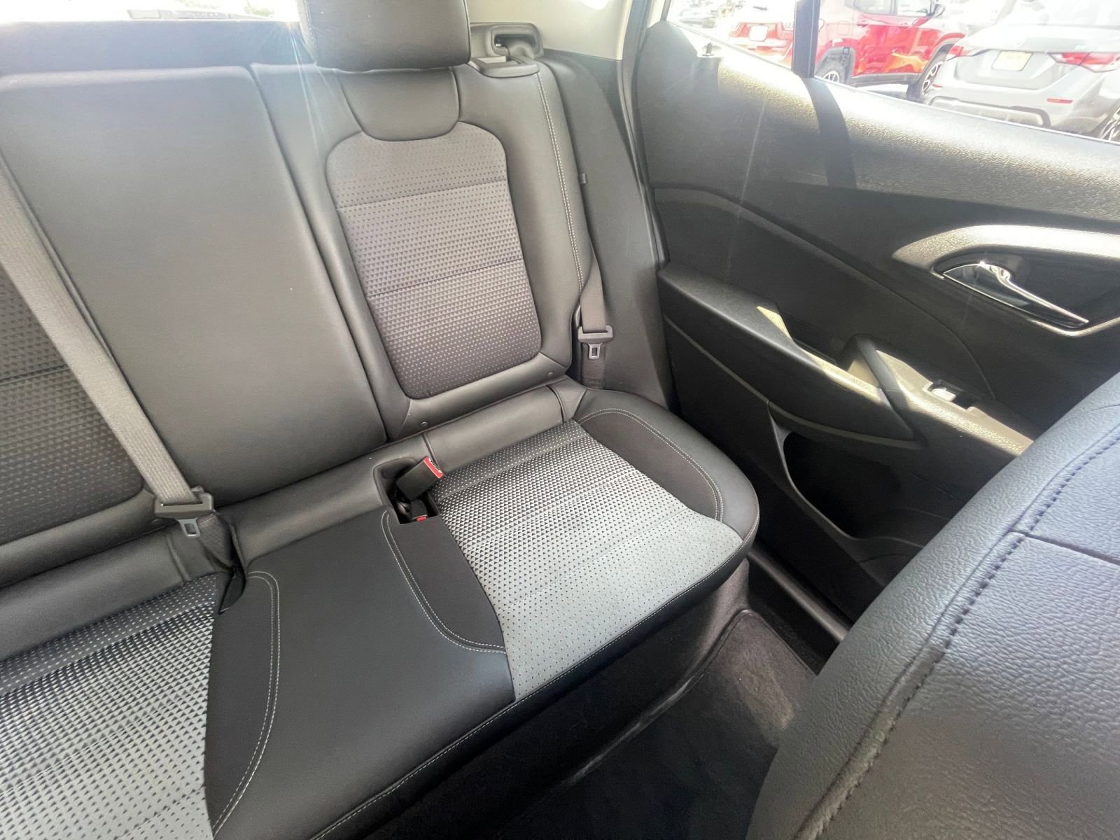 Used 2025 Chevrolet Trax LT w/ LT Convenience Package FWD image 36