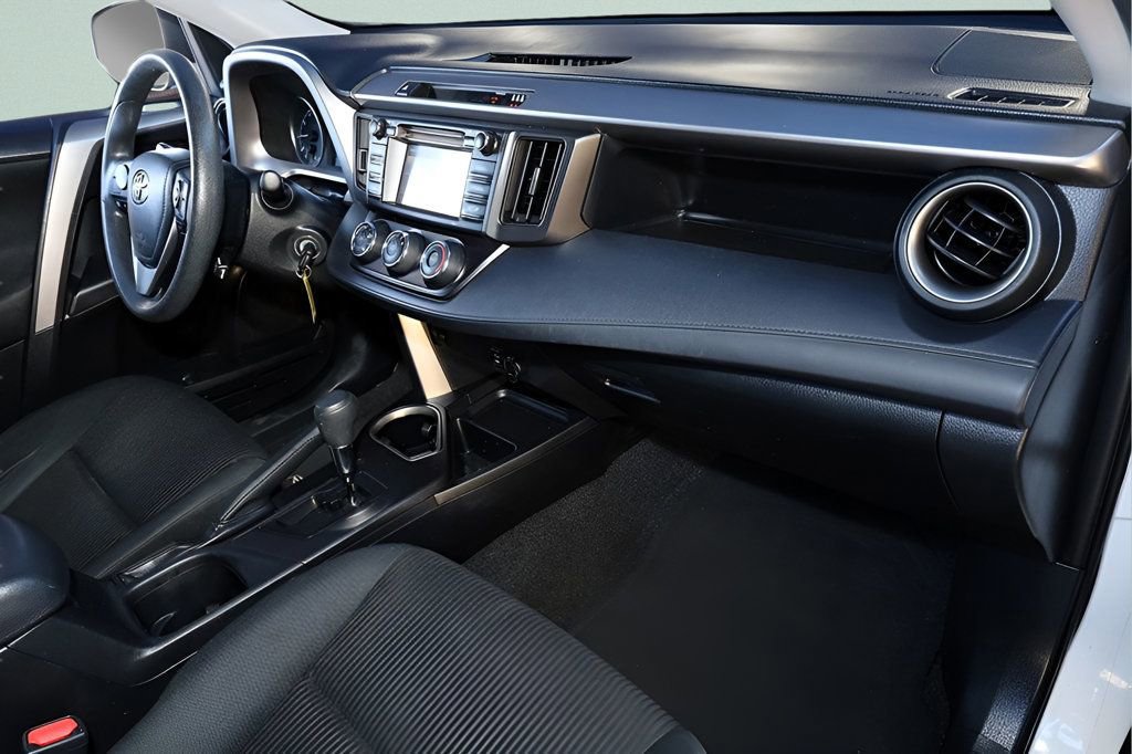 Used 2018 Toyota RAV4 LE image 18