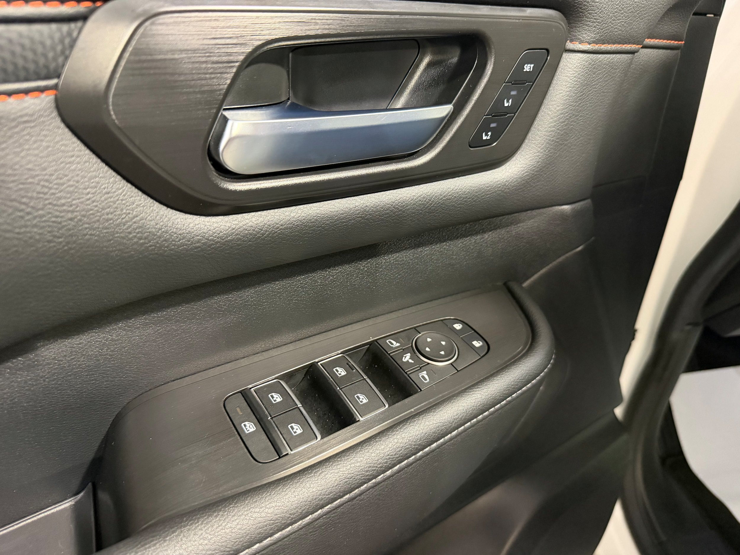 Used 2025 Nissan Armada PRO-4X AWD/4WD image 9