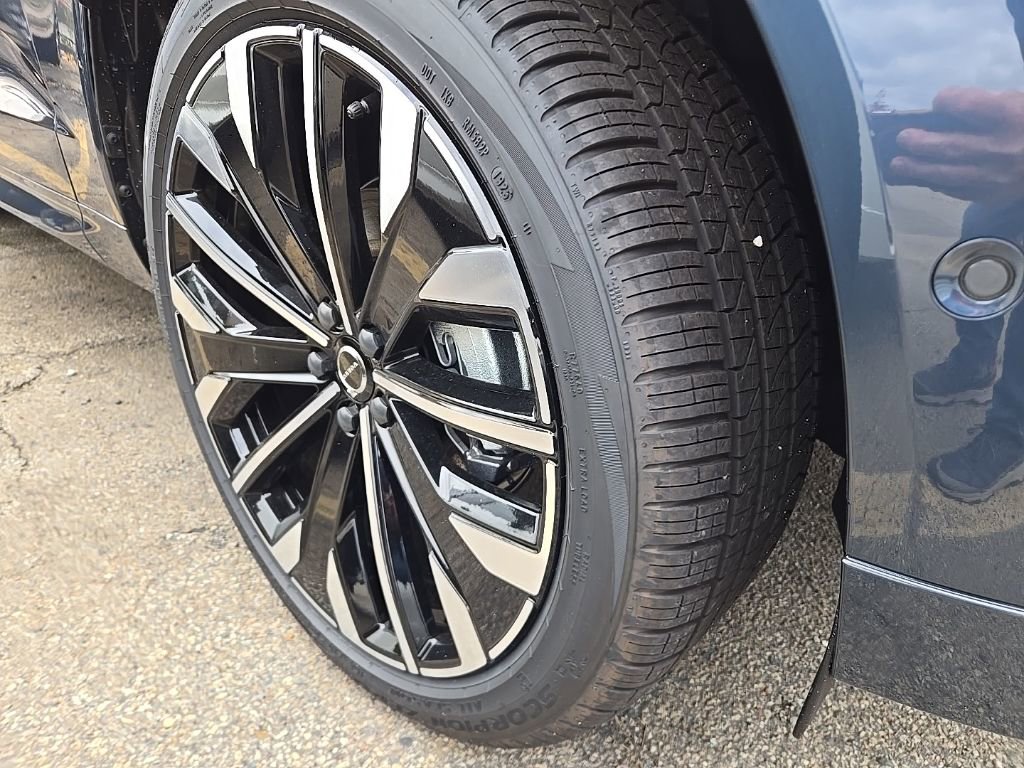 New 2026 Volvo XC60 B5 Ultra w/ Protection Package Premier image 4