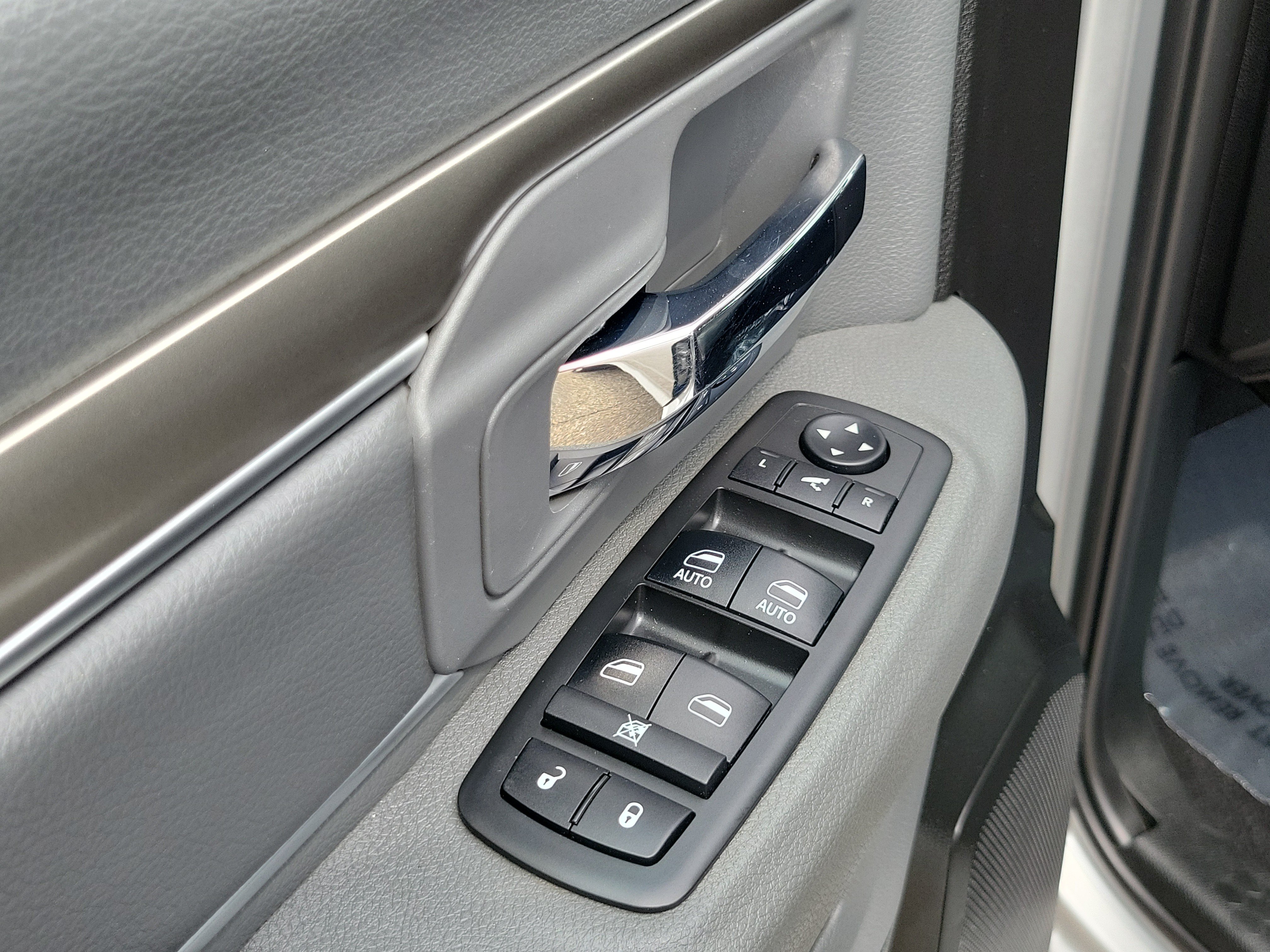 Used 2019 RAM 1500 Classic SLT w/ Luxury Group AWD/4WD image 7