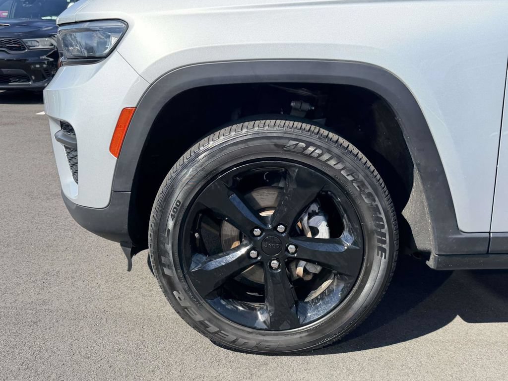Used 2023 Jeep Grand Cherokee Altitude AWD/4WD image 13