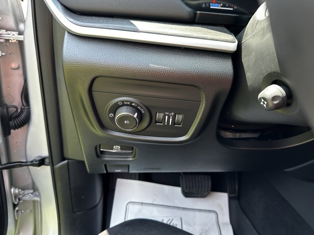 Used 2025 Jeep Grand Cherokee Limited w/ Luxury Tech Group II image 10
