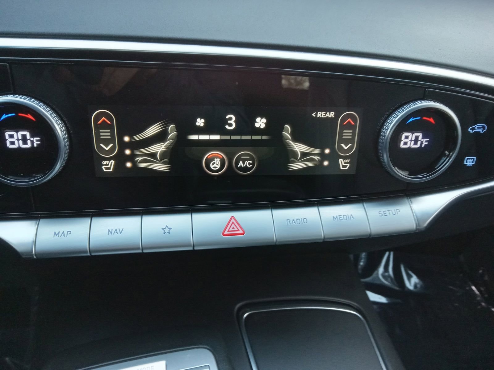 Used 2024 Genesis GV70 2.5T w/ Select Package image 18