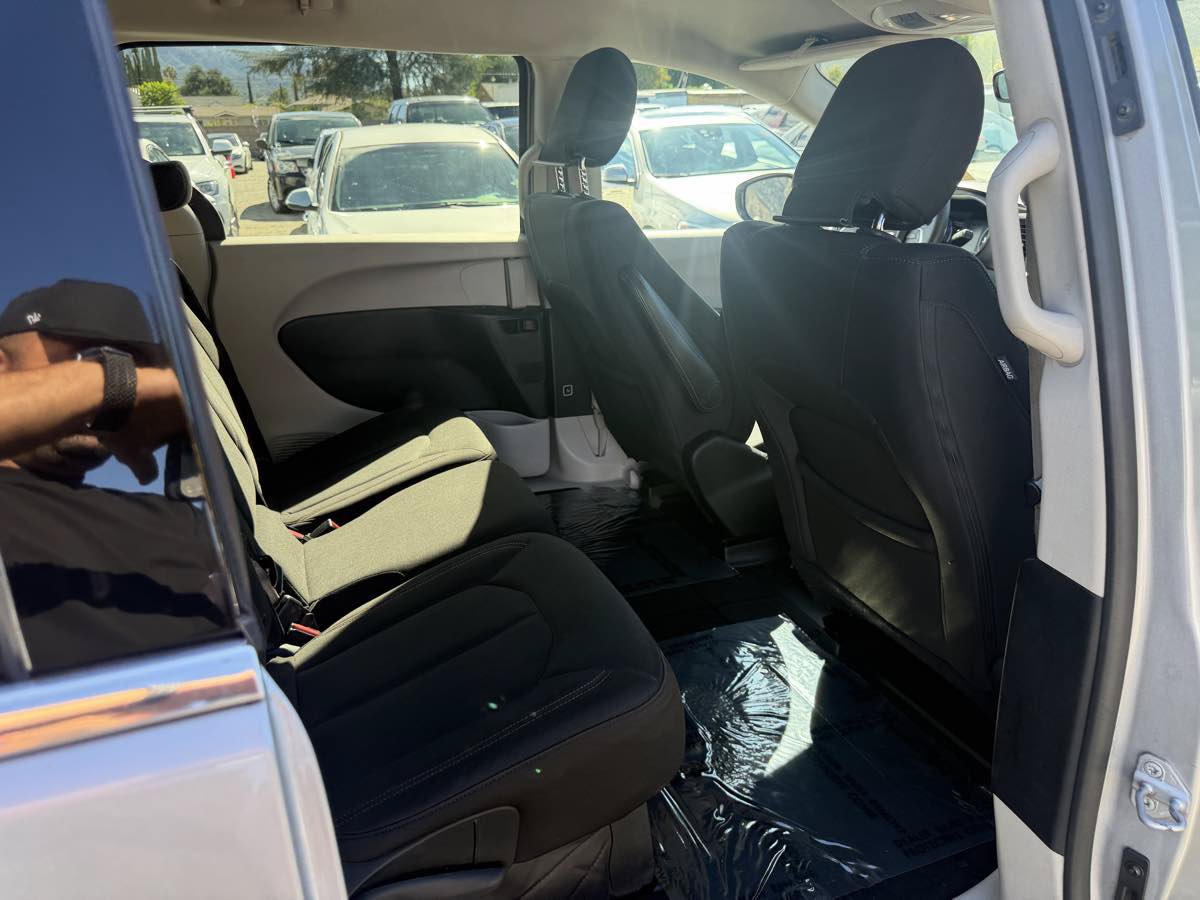 Used 2017 Chrysler Pacifica LX FWD image 15