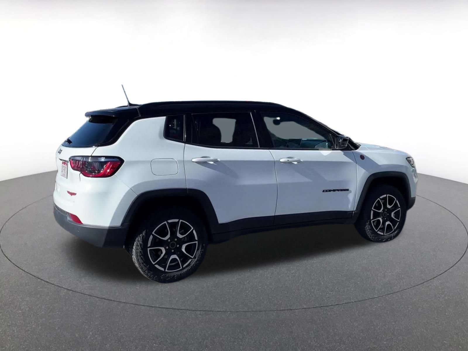 Used 2025 Jeep Compass Trailhawk AWD/4WD image 15