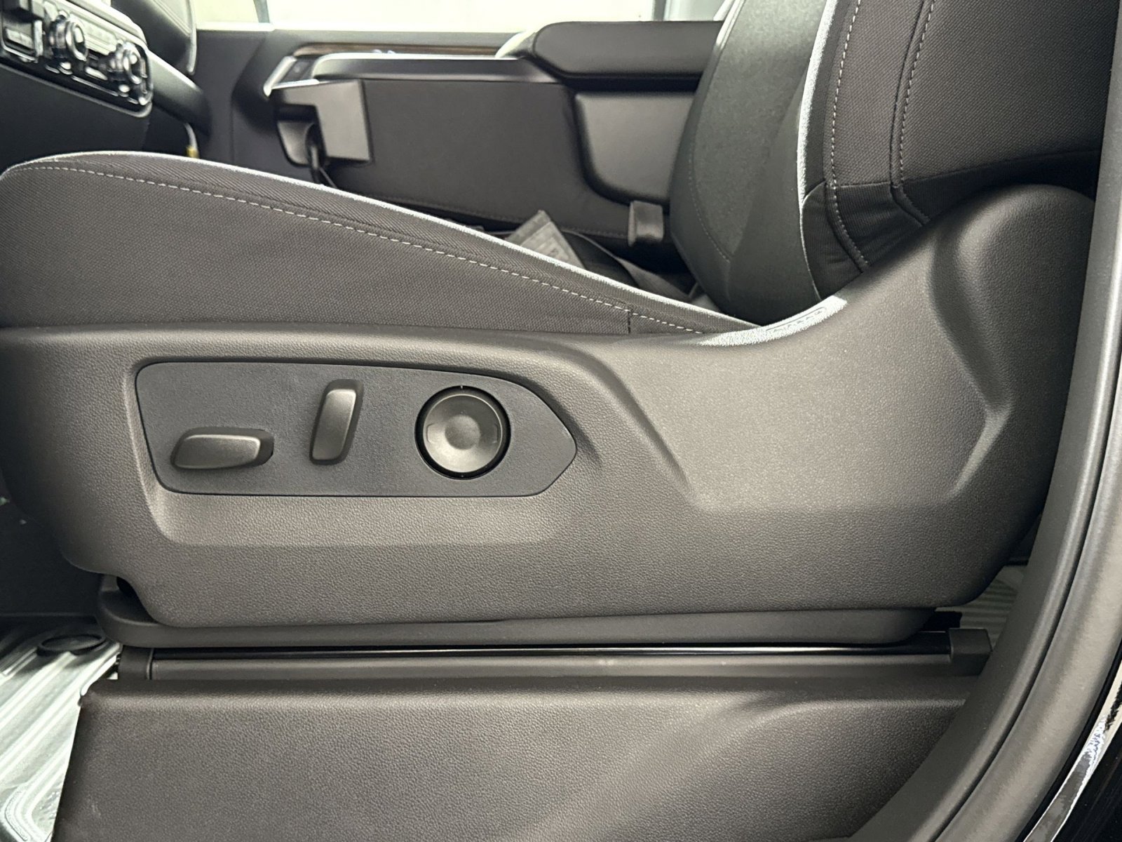 New 2026 GMC Sierra 1500 SLE w/ Preferred Package image 14