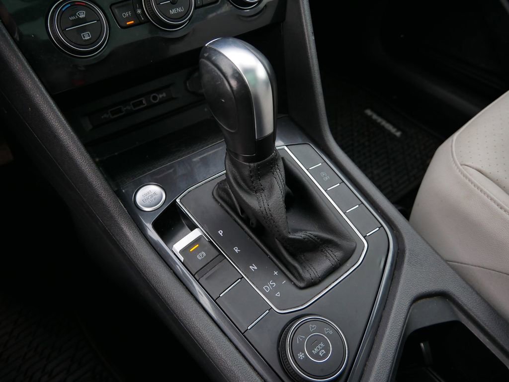 Used 2020 Volkswagen Tiguan SE w/ Panoramic Sunroof Package image 39