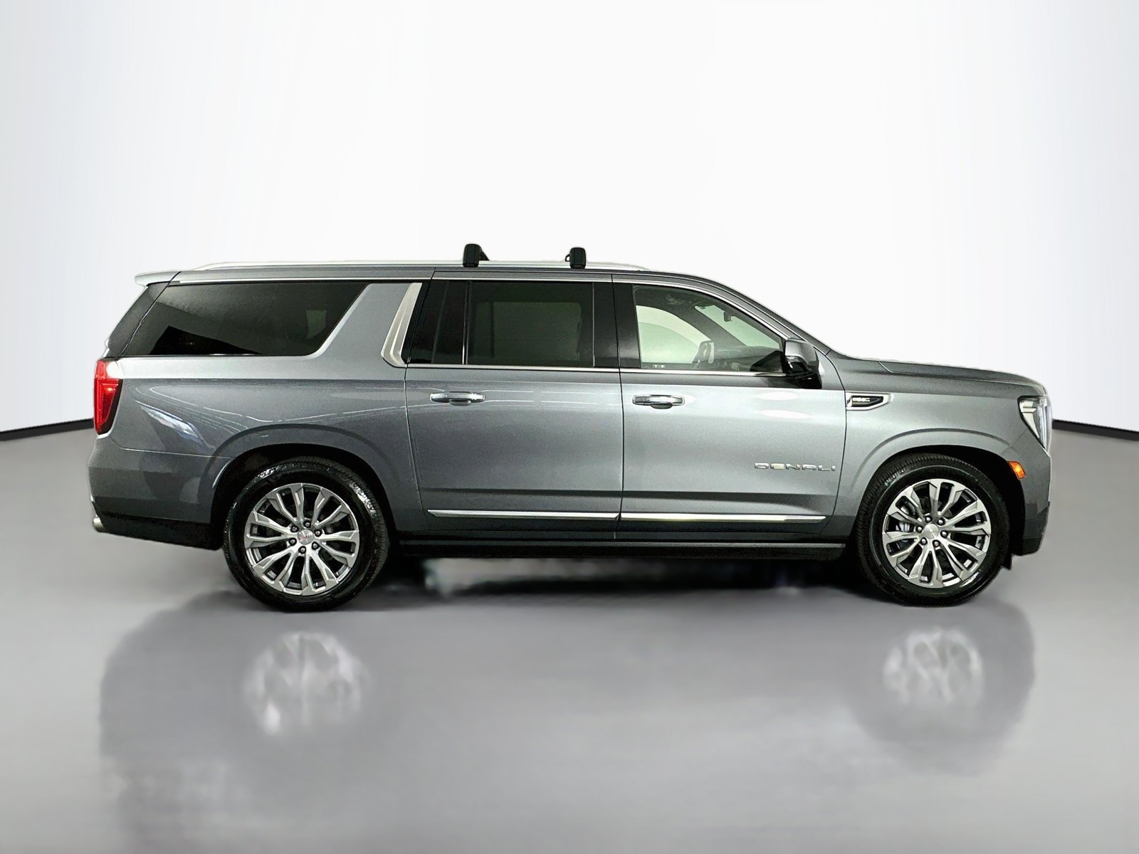 Used 2021 GMC Yukon XL Denali w/ Denali Ultimate Package AWD/4WD image 8
