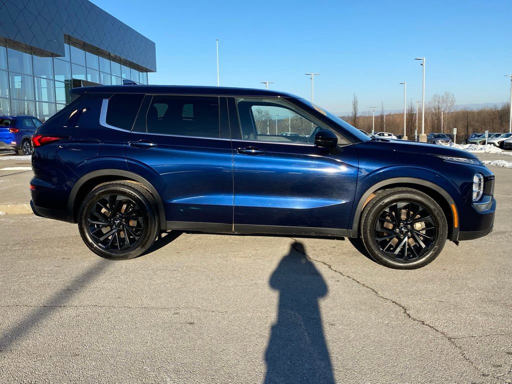 Used 2022 Mitsubishi Outlander SE image 9