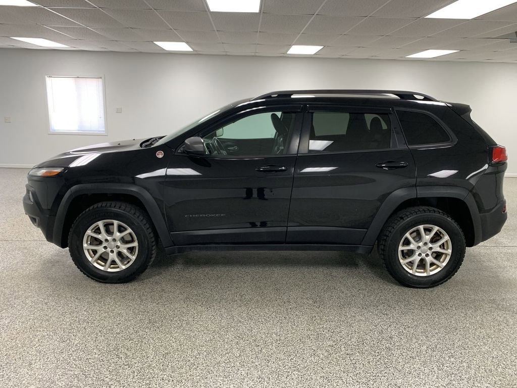 Used 2018 Jeep Cherokee Trailhawk w/ Cold Weather Group AWD/4WD image 5
