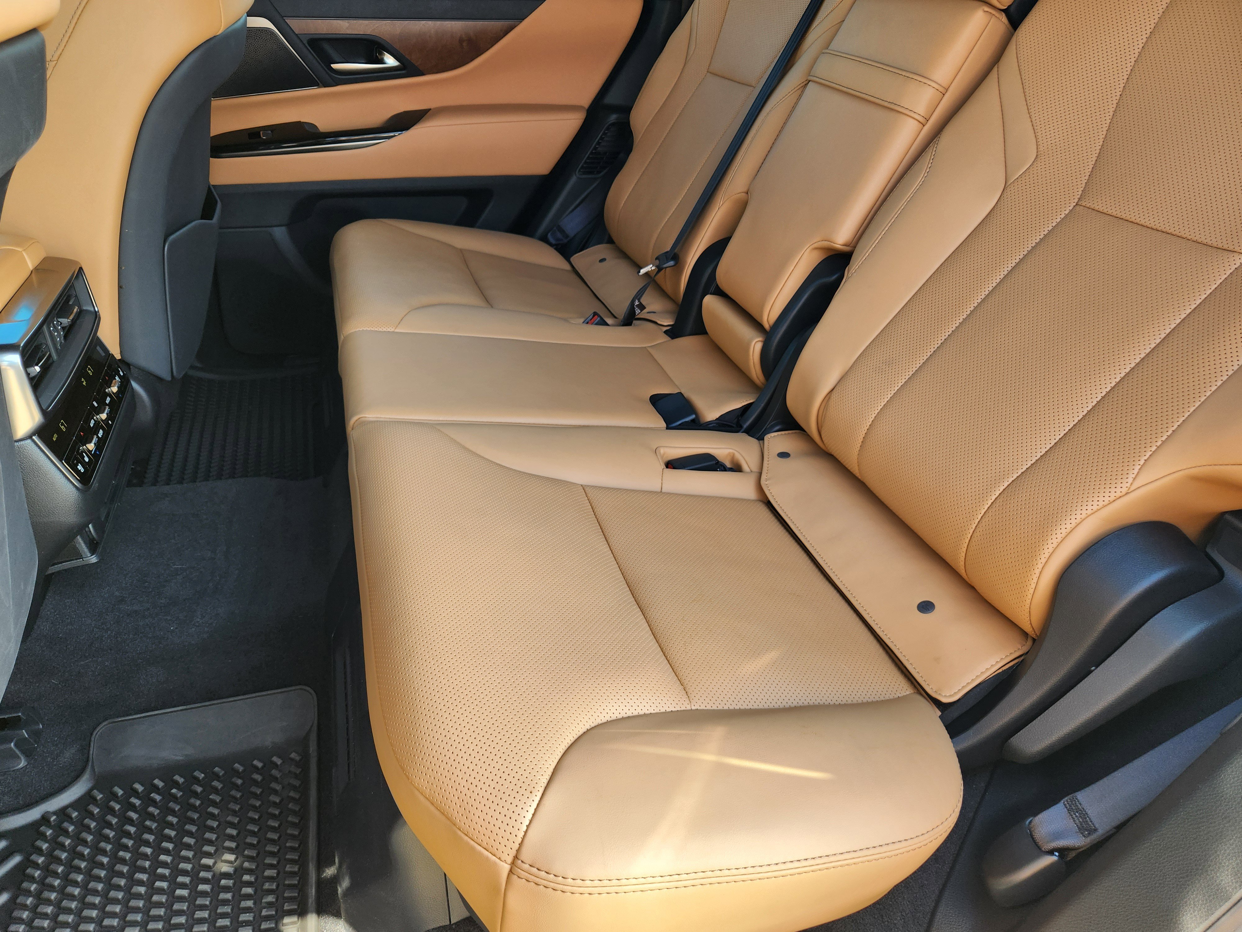 Used 2025 Lexus LX 600 4WD w/ Luxury Package image 37