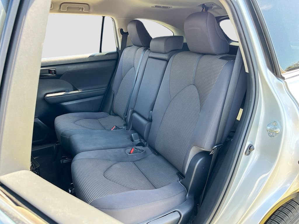 Used 2021 Toyota Highlander LE image 29