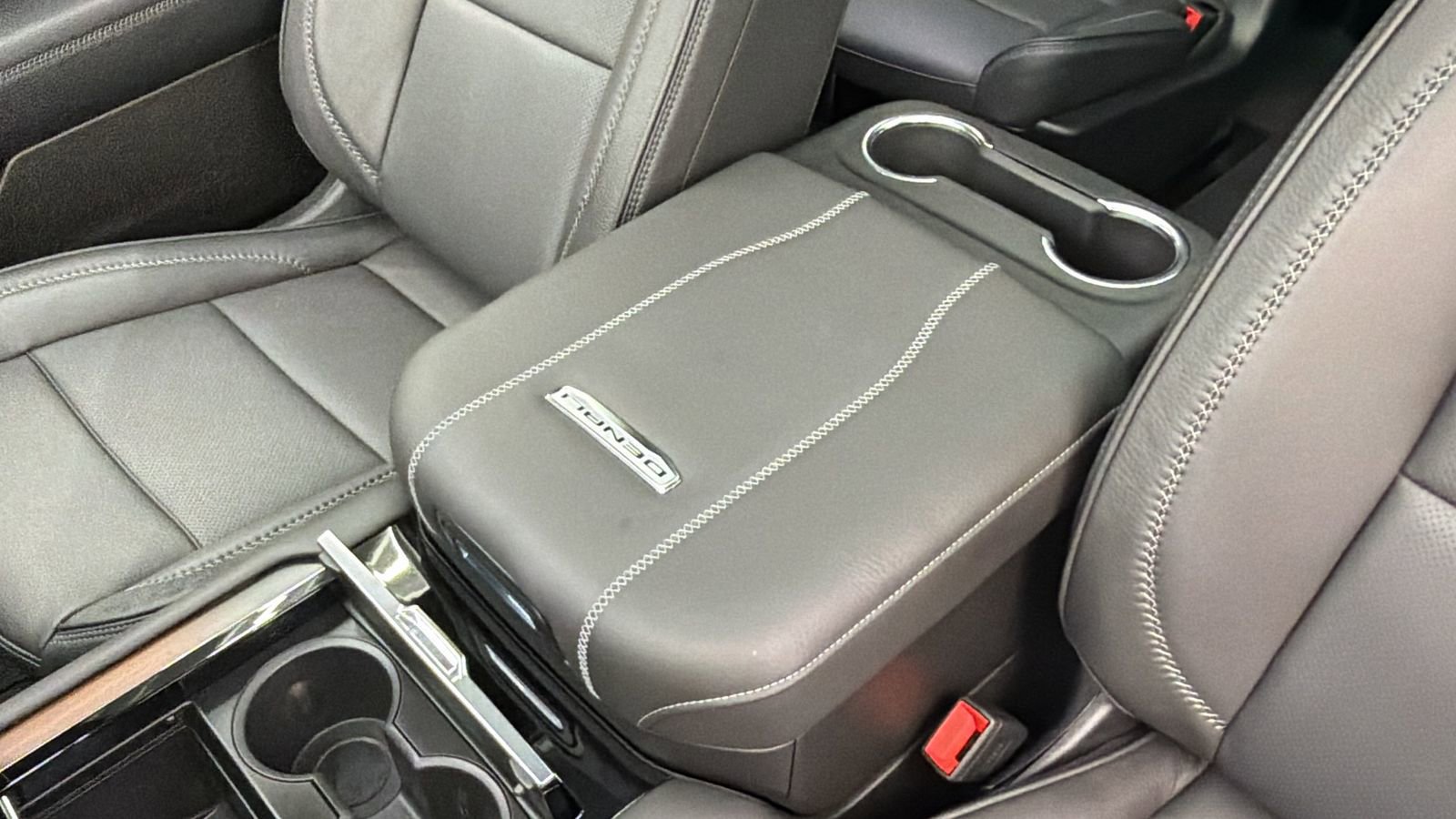 Used 2025 GMC Yukon XL Denali w/ Sun & Power Step Package image 23