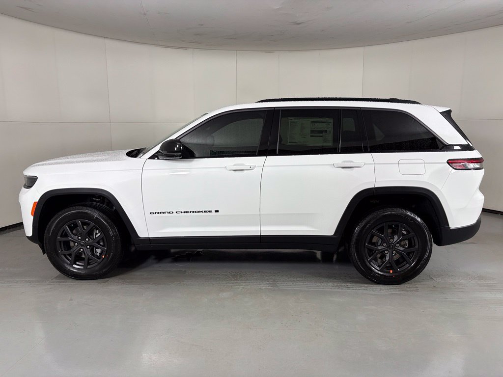 New 2027 Jeep Grand Cherokee Altitude RWD image 5