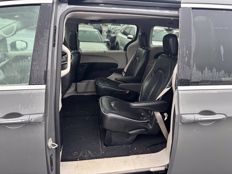 Used 2022 Chrysler Pacifica Limited FWD image 12