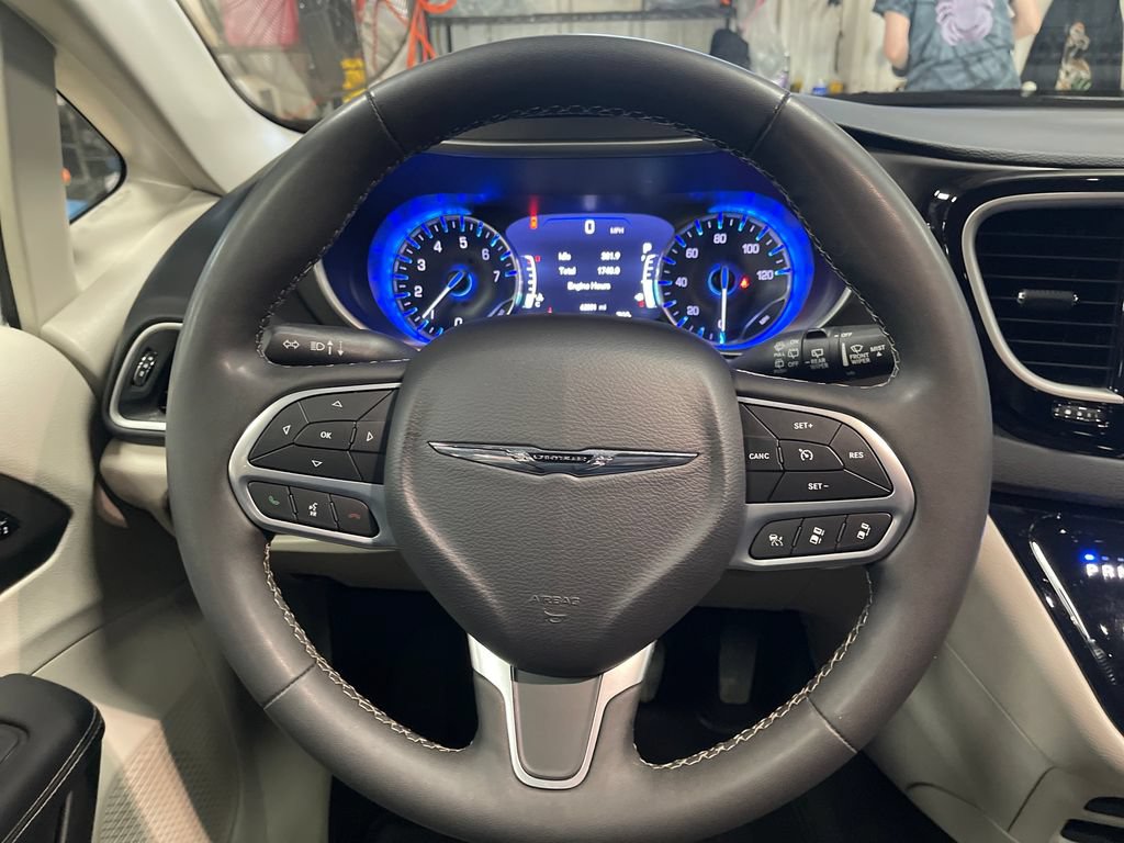 Used 2023 Chrysler Pacifica Touring-L FWD image 20