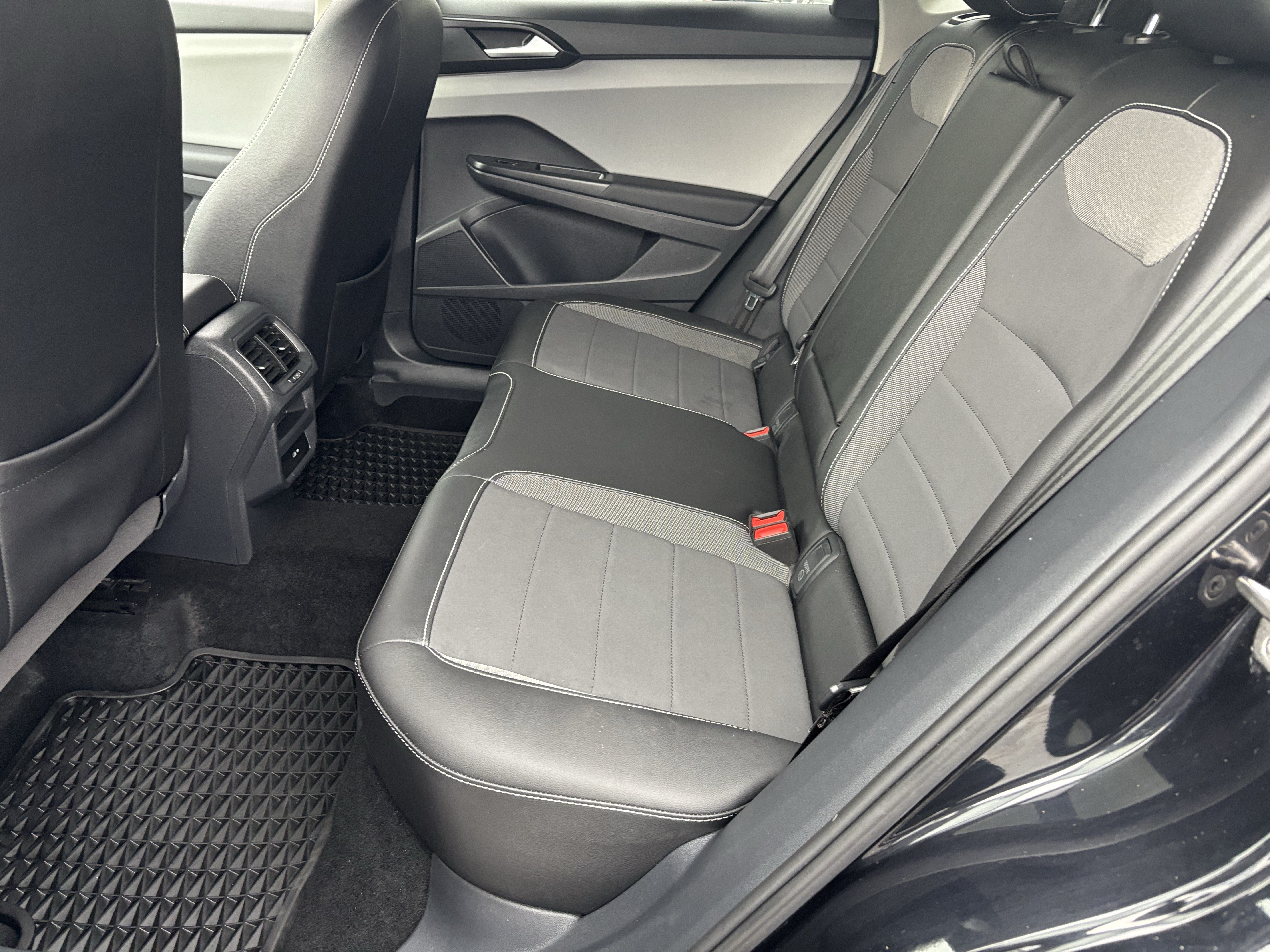 New 2026 Volkswagen Taos SE FWD image 16
