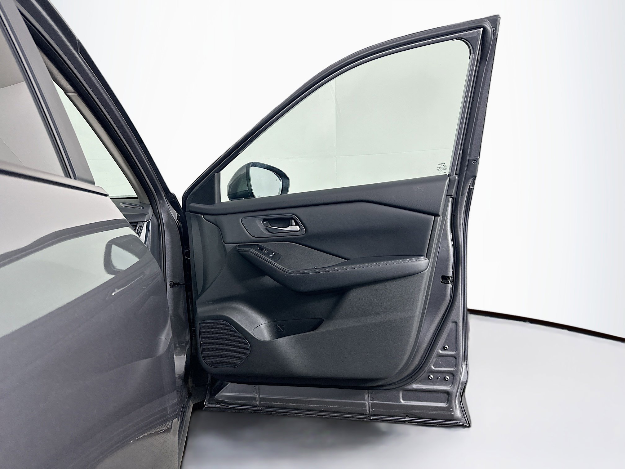 Used 2025 Nissan Rogue SV FWD image 32