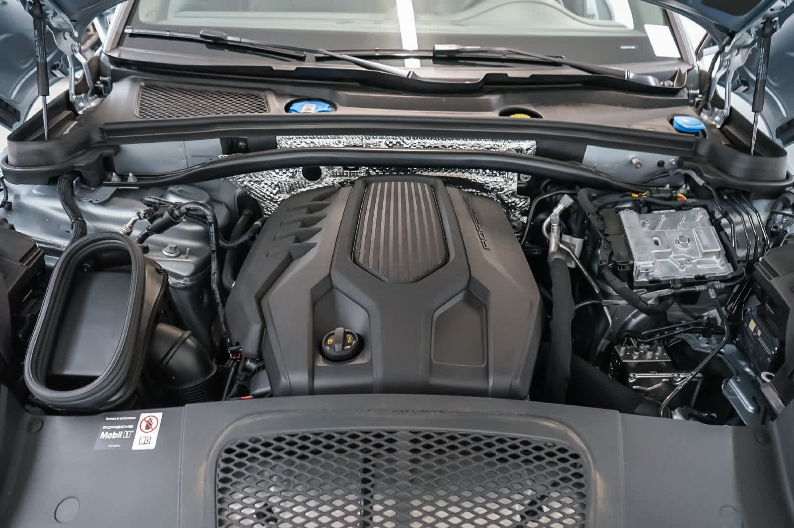 Certified 2026 Porsche Macan AWD/4WD image 32