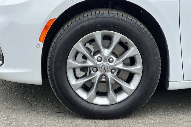 Used 2023 Chrysler Pacifica Touring-L AWD/4WD image 31