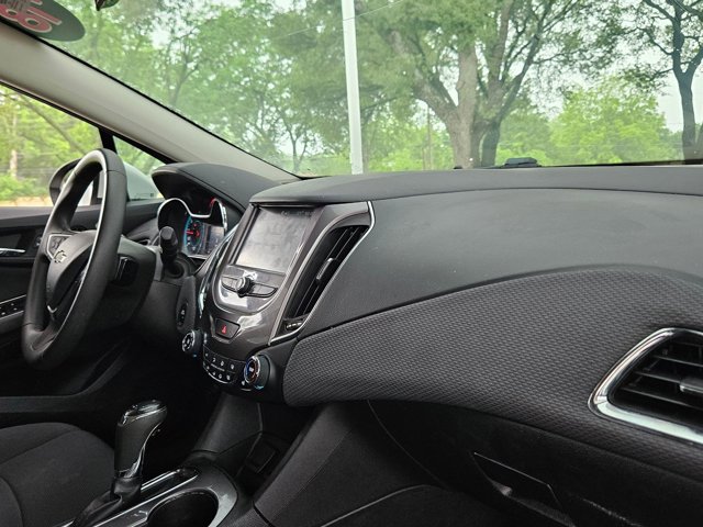 Used 2018 Chevrolet Cruze LT w/ Convenience Package FWD image 21