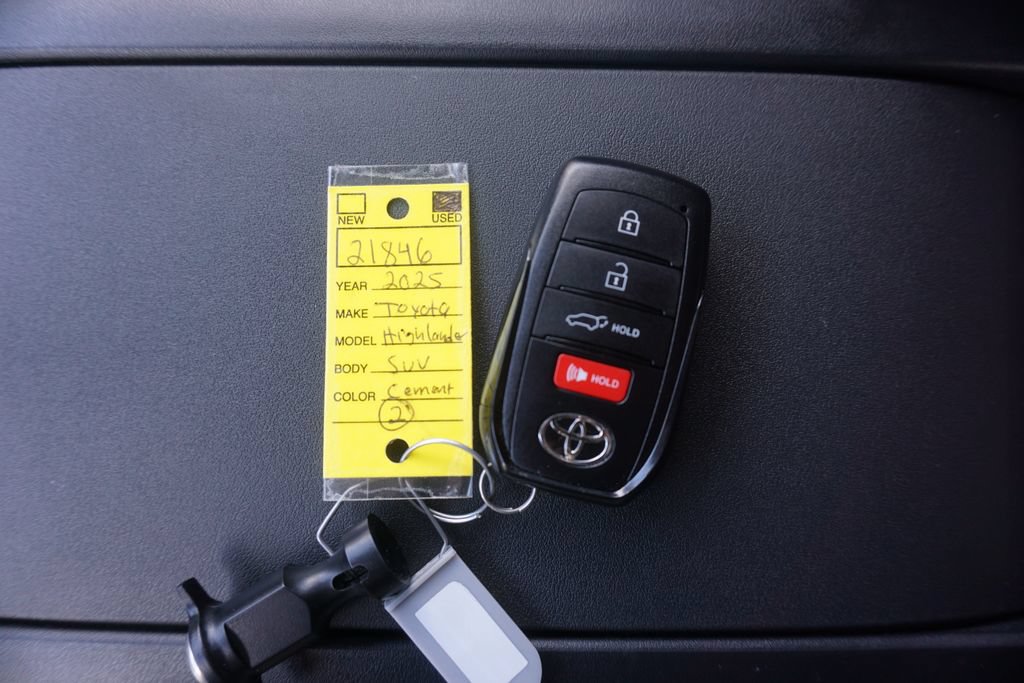 Used 2025 Toyota Highlander XLE AWD/4WD image 36