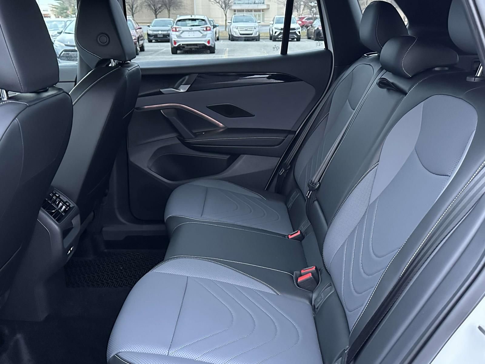 Used 2025 Volkswagen Tiguan SE R-Line image 12