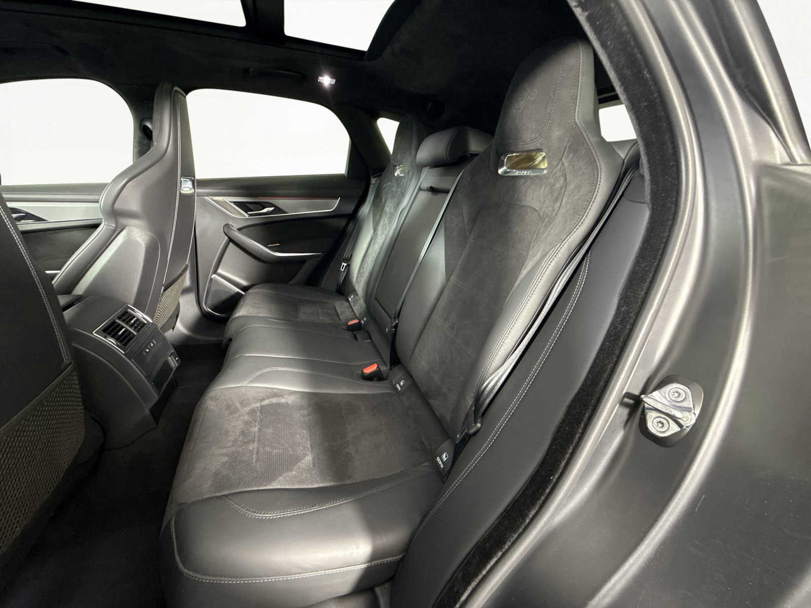 Used 2021 Jaguar F-PACE SVR image 23