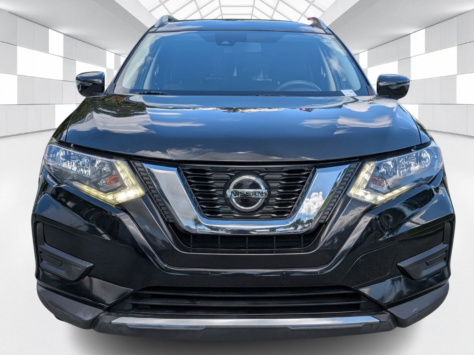 Used 2020 Nissan Rogue SV FWD image 2