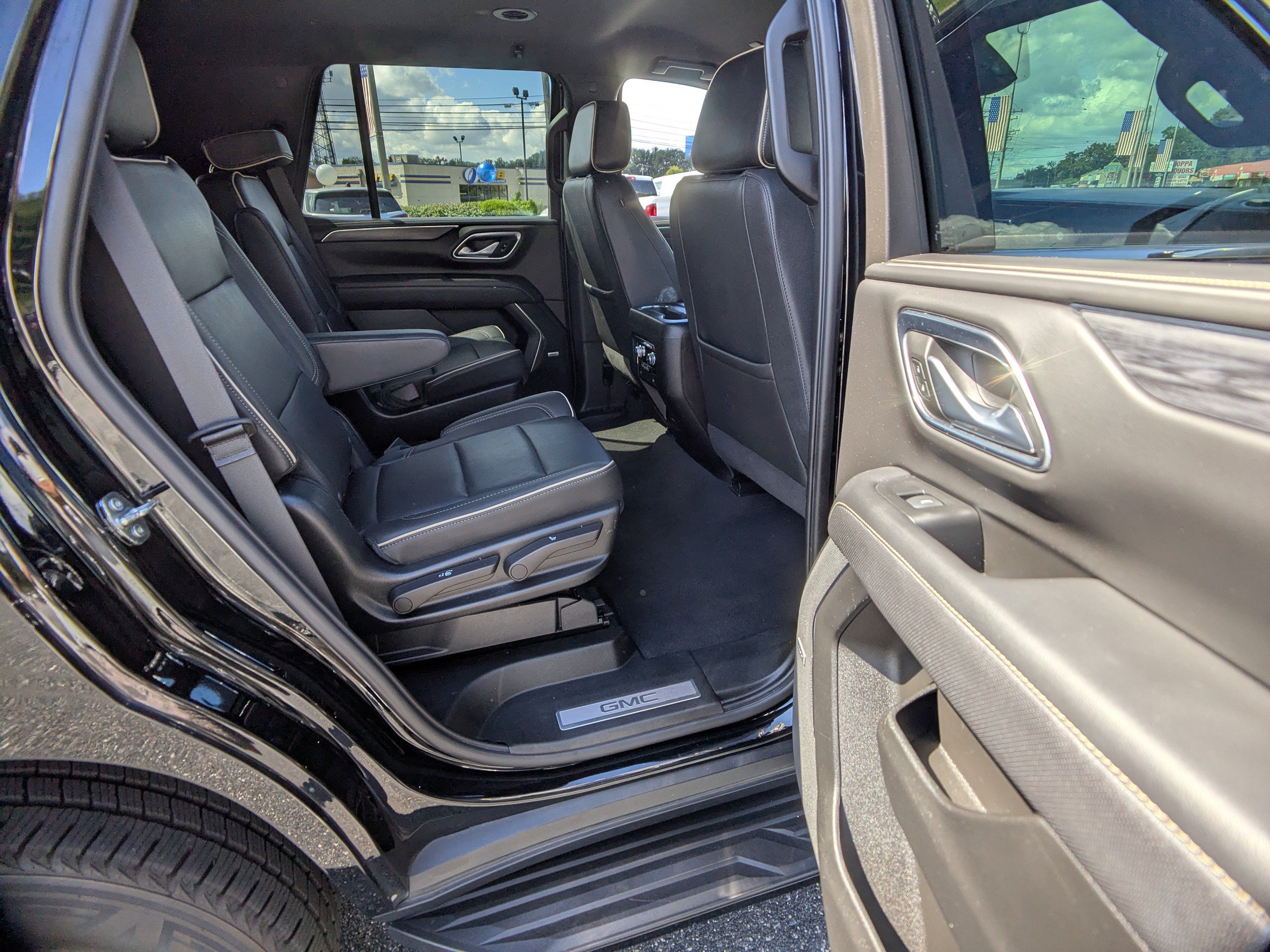 Used 2023 GMC Yukon SLT AWD/4WD image 14