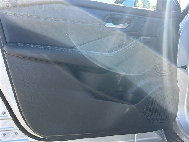 Used 2023 Nissan Rogue SV w/ SV Premium B Package image 18