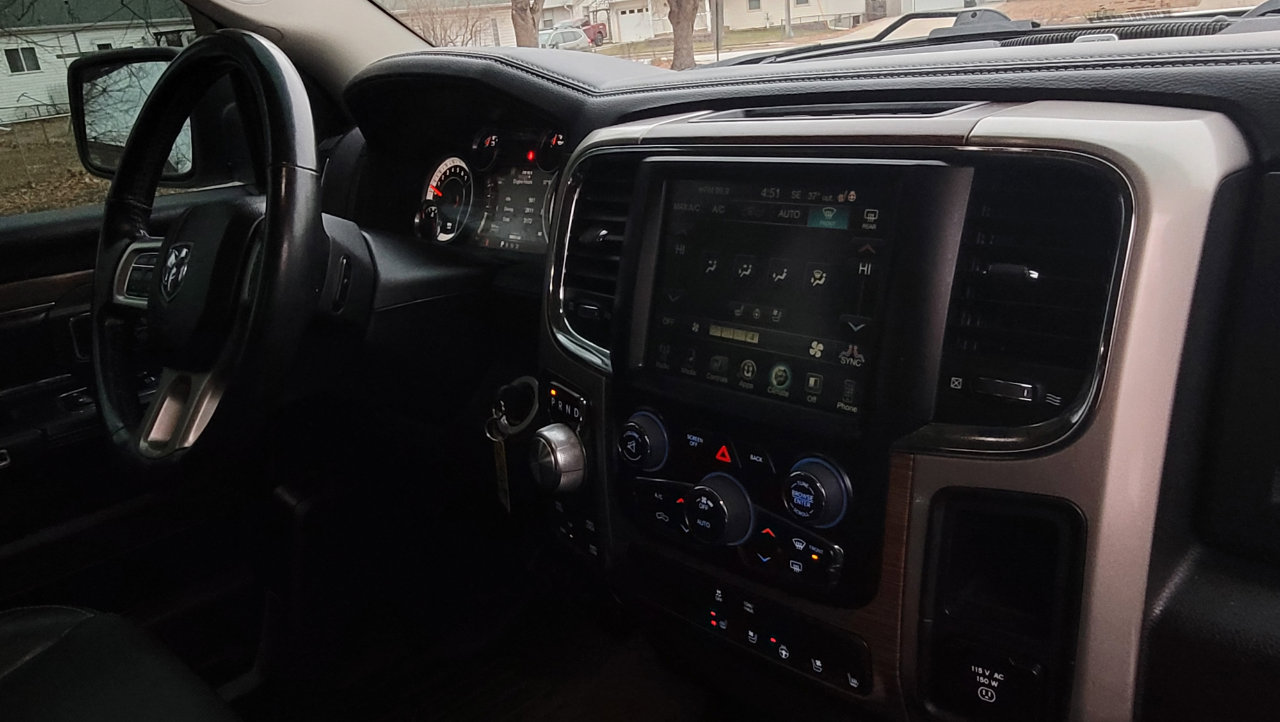 Used 2017 RAM 1500 Laramie image 35