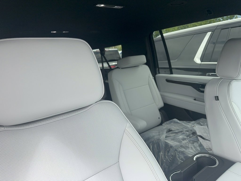New 2025 Chevrolet Suburban Premier image 7