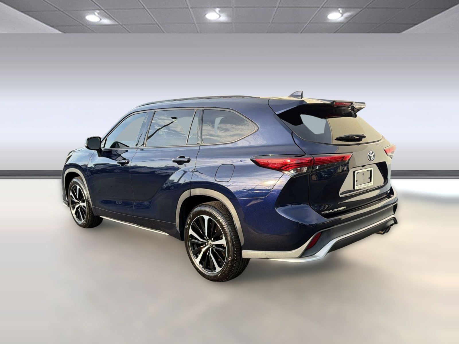 Used 2021 Toyota Highlander XSE FWD image 3