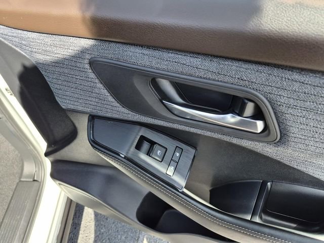 Used 2023 Nissan Rogue SV image 14