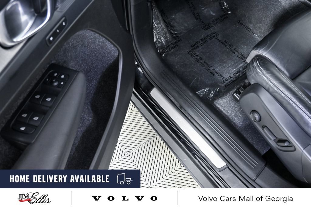 Certified 2023 Volvo XC40 B5 Plus w/ Protection Package Premier image 9