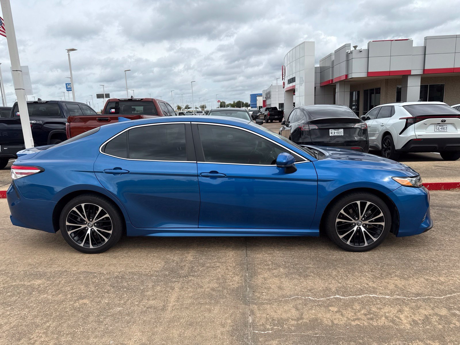 Used 2020 Toyota Camry SE FWD image 10
