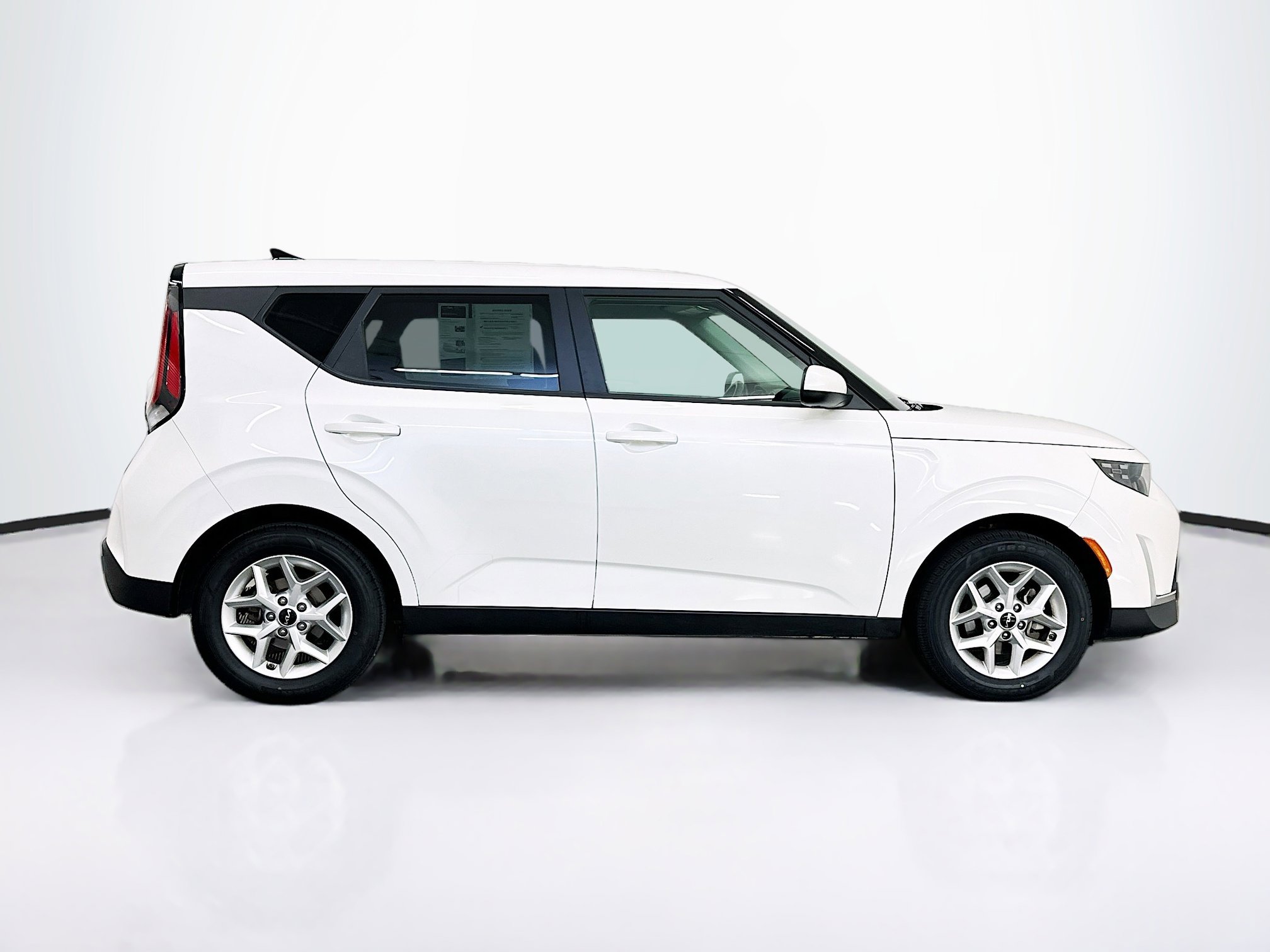 Used 2025 Kia Soul LX w/ LX Technology Package FWD image 10