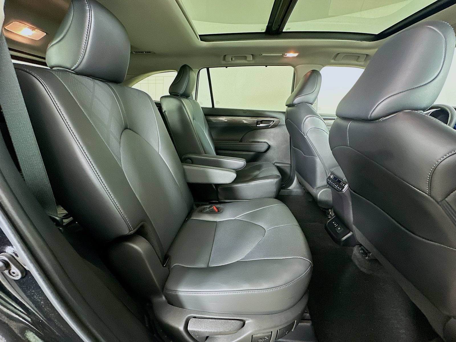 Used 2024 Toyota Highlander Platinum AWD/4WD image 43