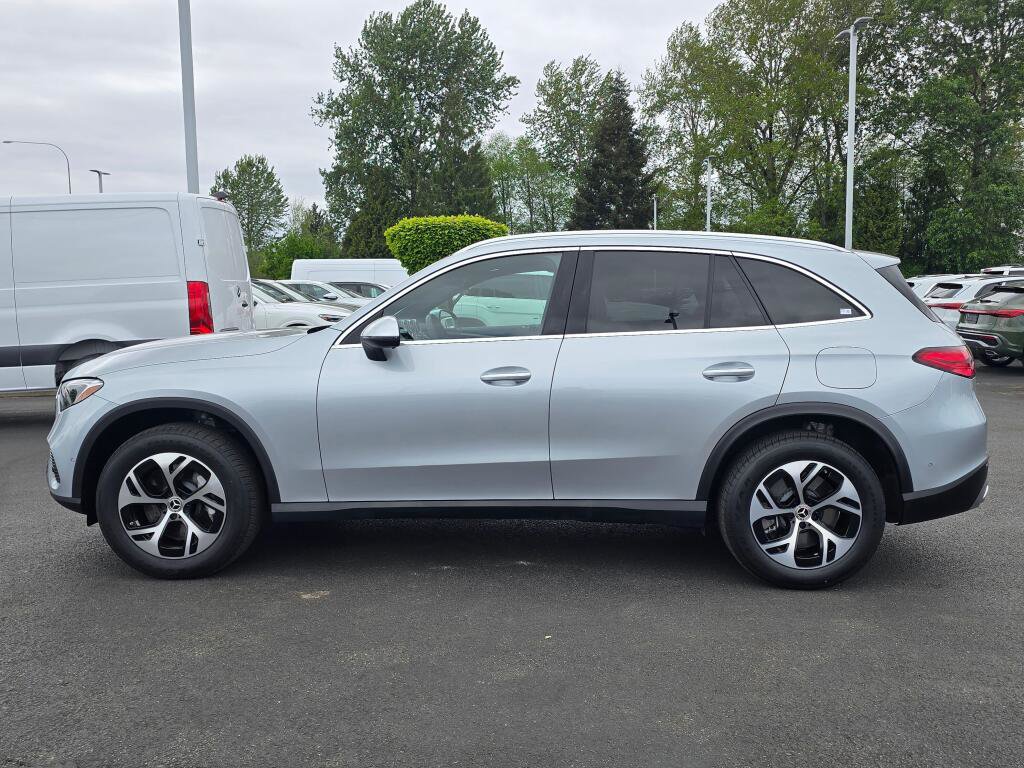 Used 2025 Mercedes-Benz GLC 350e 4MATIC image 3