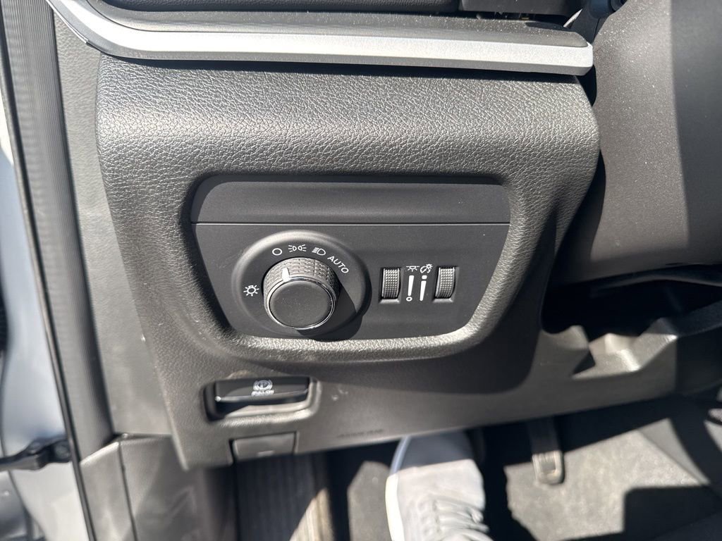 Used 2025 Jeep Grand Cherokee Laredo w/ Luxury Tech Group I image 17