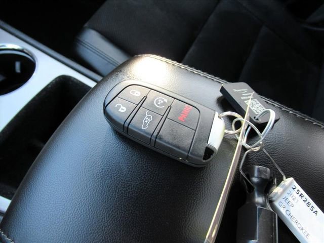 Used 2021 Jeep Grand Cherokee Laredo X image 30