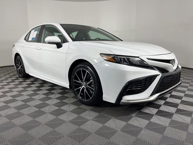 Used 2023 Toyota Camry SE image 2