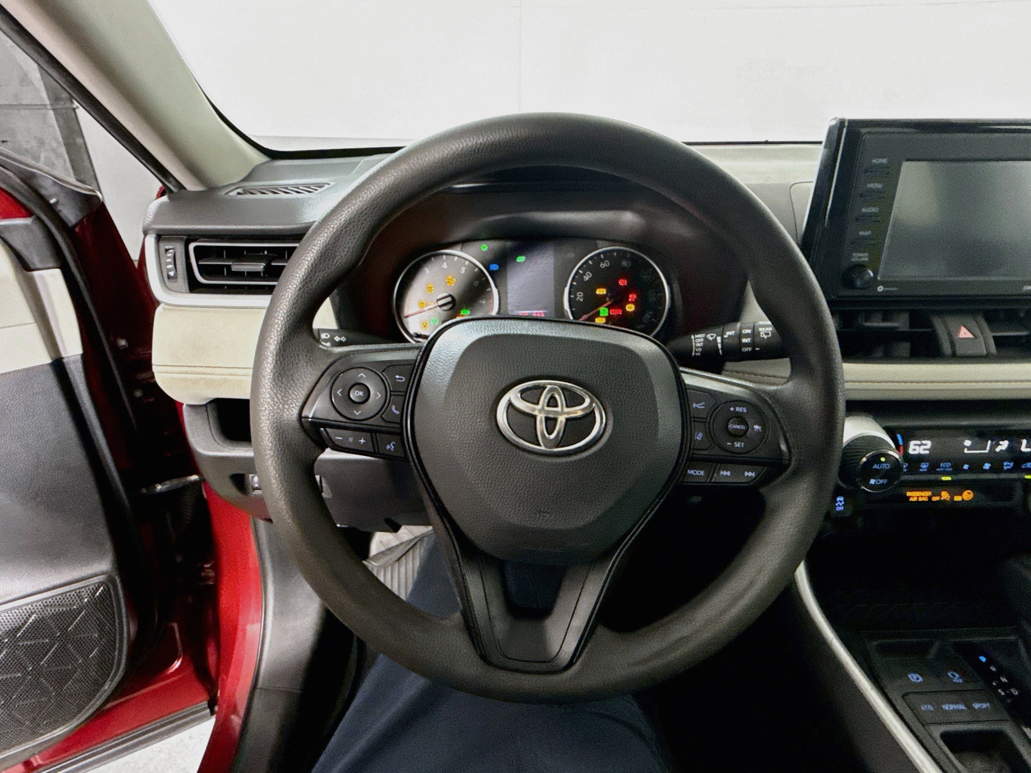 Used 2022 Toyota RAV4 XLE FWD image 11