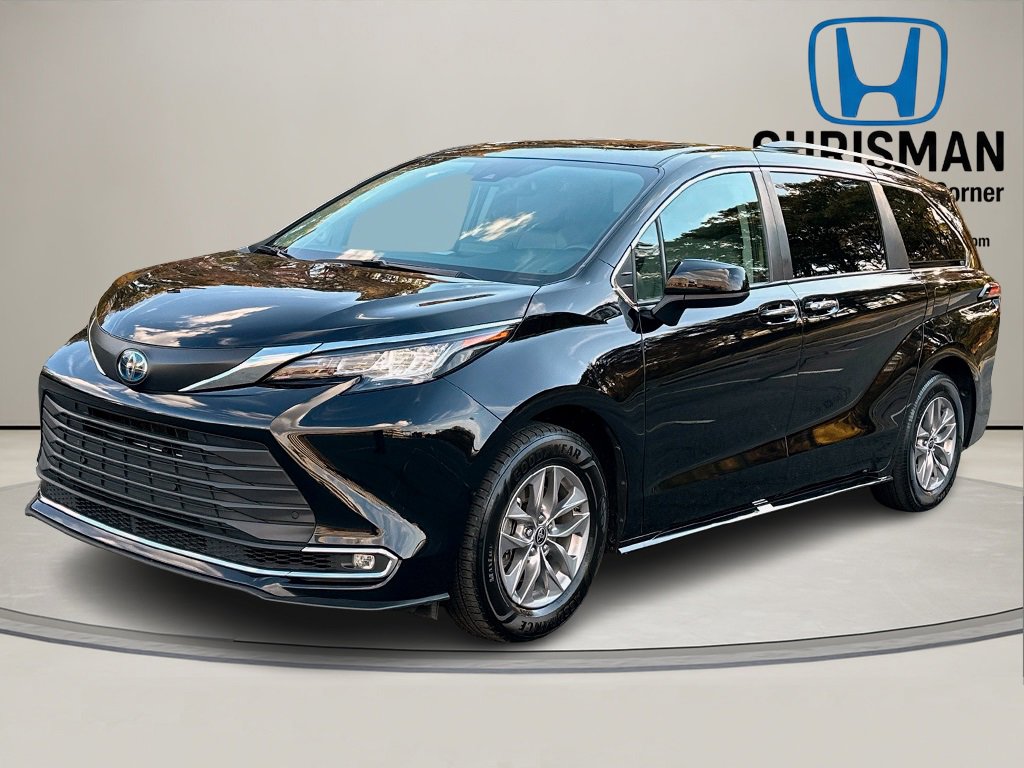 Used 2022 Toyota Sienna XLE image 2